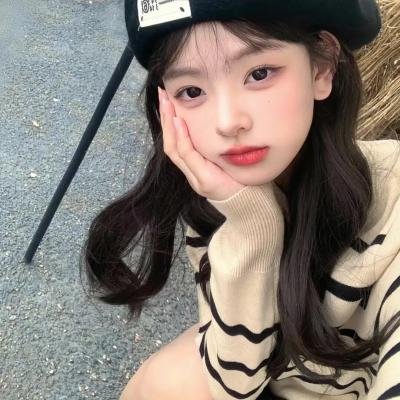 与一位女士合影